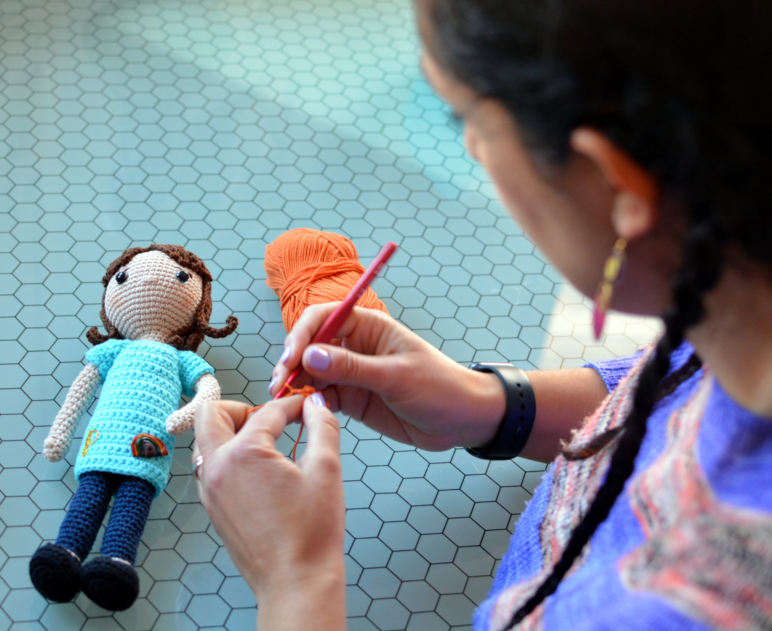 Mujer tejiendo un amigurumi