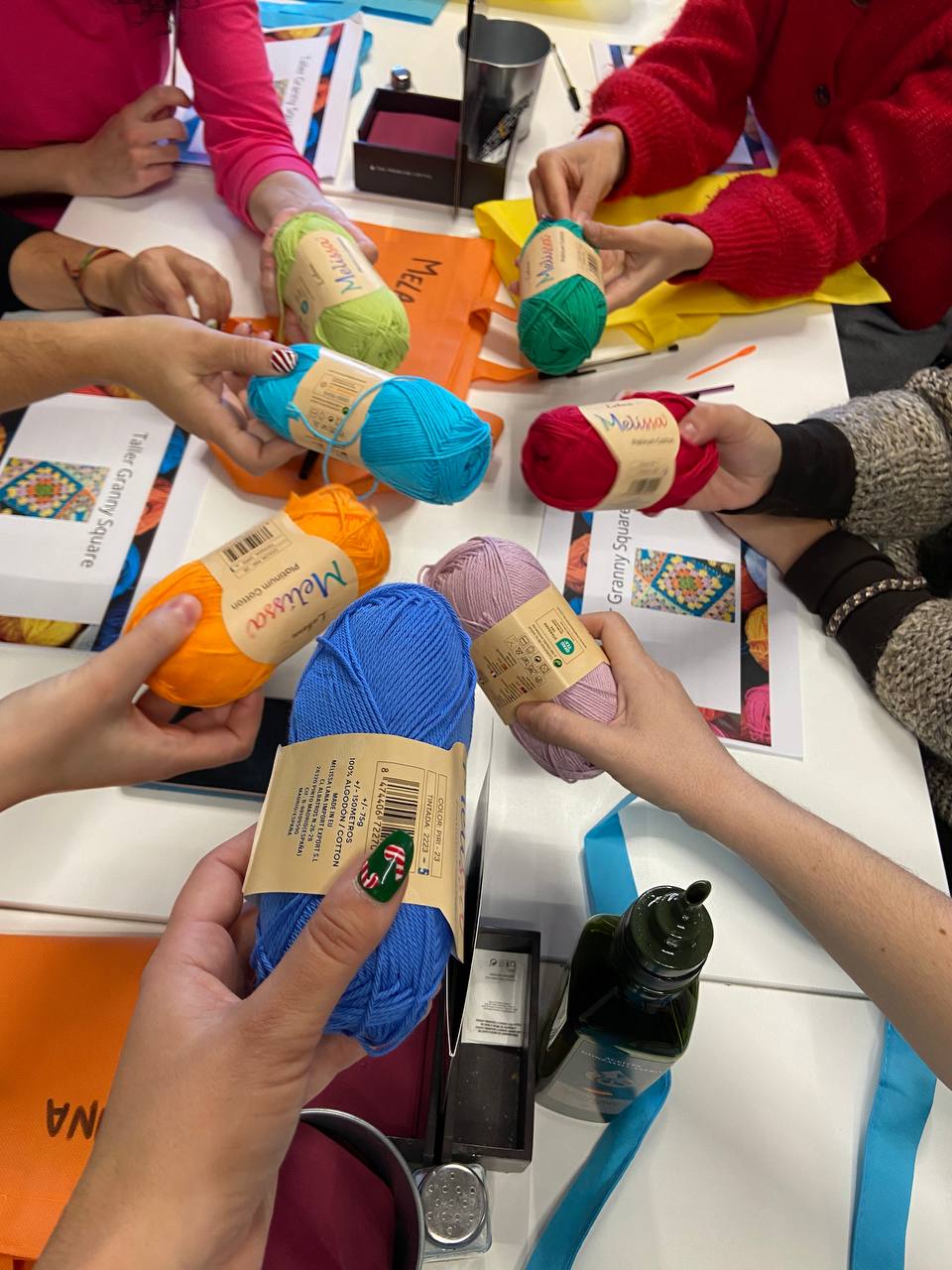 Ovillos y materiales para un taller de crochet